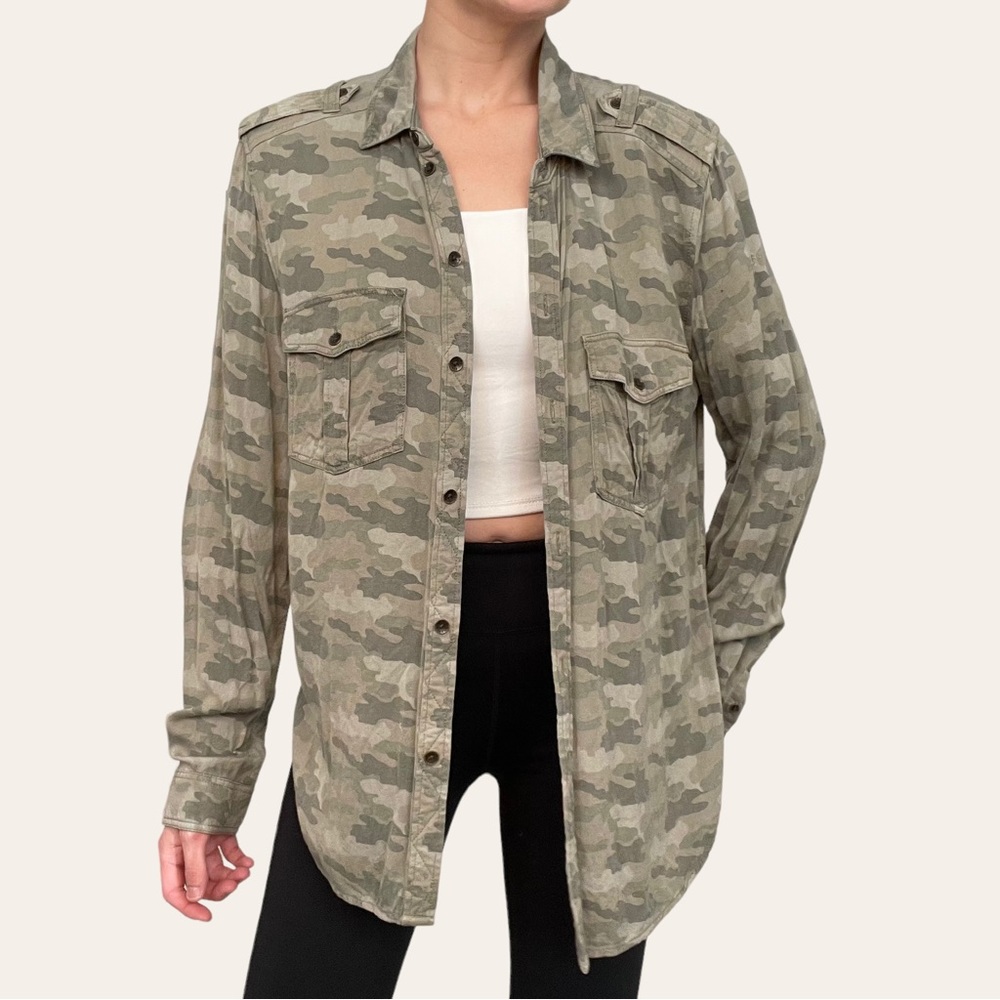 American Eagle Boyfriend Fit Camo Button Up 💕